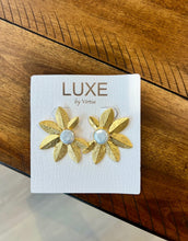Load image into Gallery viewer, Luxe Lola Pearl Flower Fan
