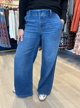 Load image into Gallery viewer, Liverpool Walnut Creek Weekender 30&quot; Ins
