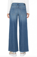 Load image into Gallery viewer, Liverpool Walnut Creek Weekender 30&quot; Ins
