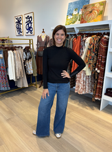 Load image into Gallery viewer, Liverpool Walnut Creek Weekender 30&quot; Ins
